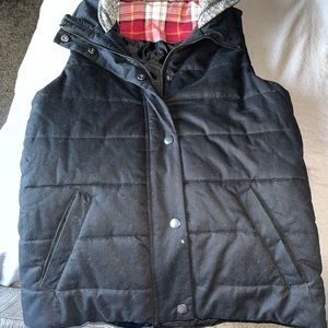 Black vest. Size small. No tags. Good condition.